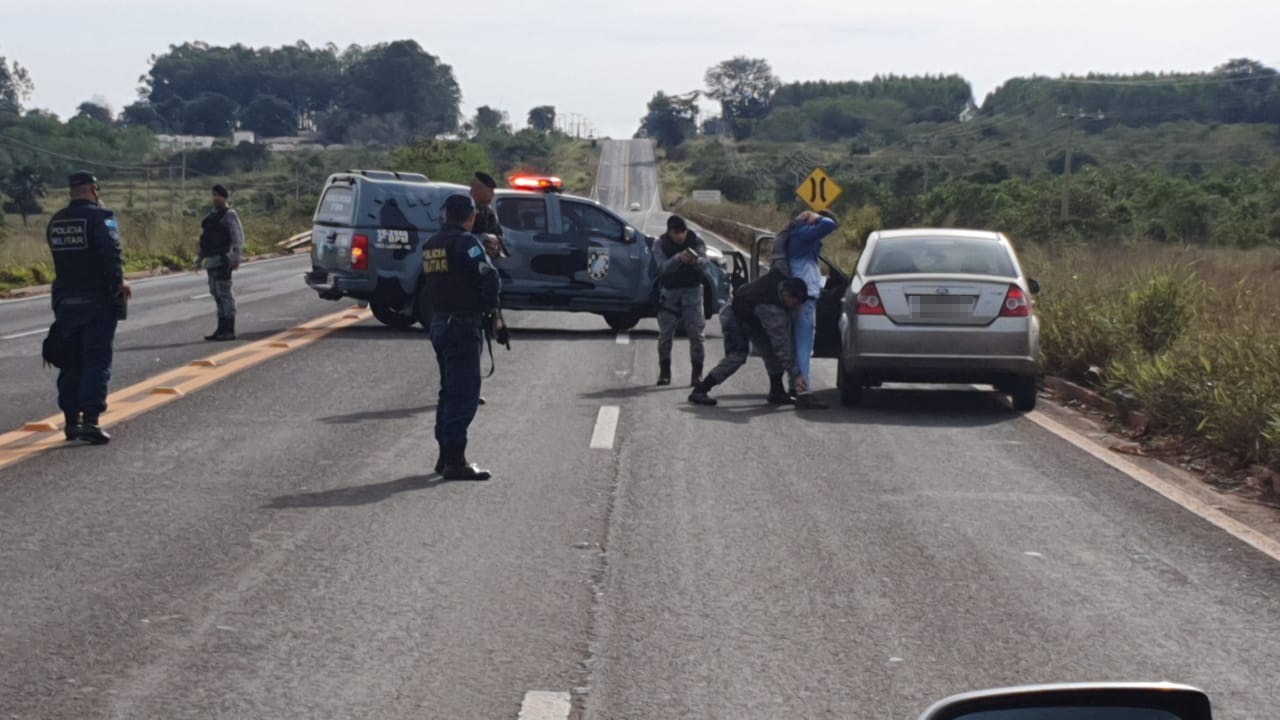 O motorista do veículo Ford Fiesta foi interceptado na BR 158. Foto: Fábio Campos/Rádio Caçula.
