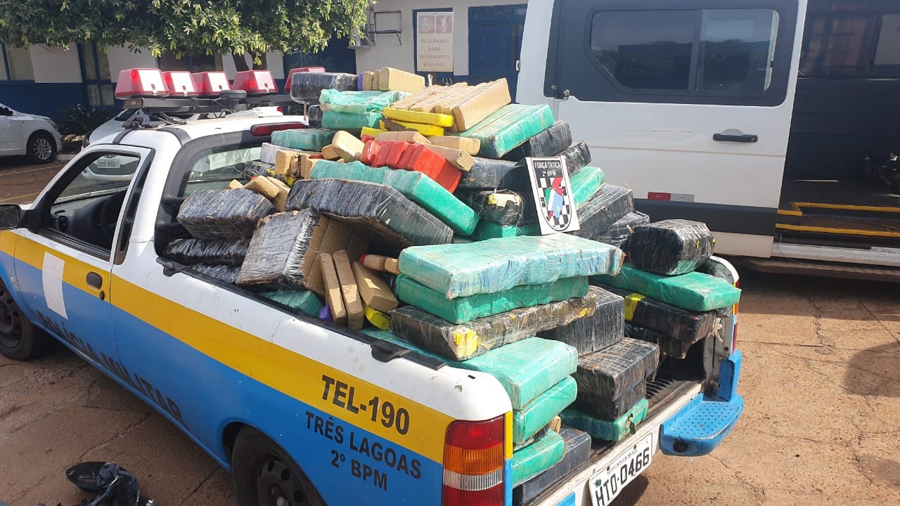 Conforme apurado, a droga vinha do município de fronteira com o Paraguai, Eldorado (MS), localizado a 510 KM de Três Lagoas (MS) e seria entregue na cidade de Belo Horizonte, capital do estado de Minas Gerais, totalizando uma tonelada de maconha. Foto: PM/Rádio Caçula.
