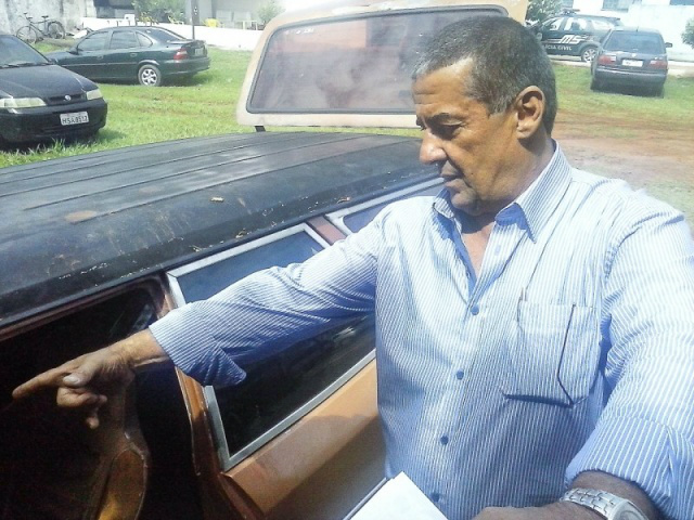 Delegado mostra diversas avarias encontradas em carro modelo 1981. (Foto: Renan Nucci)