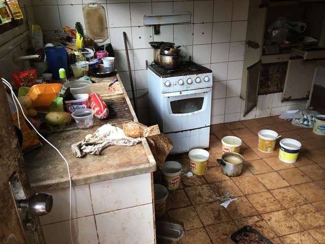 Situação da cozinha da casa da idosa — Foto: Osvaldo Nóbrega/TV Morena