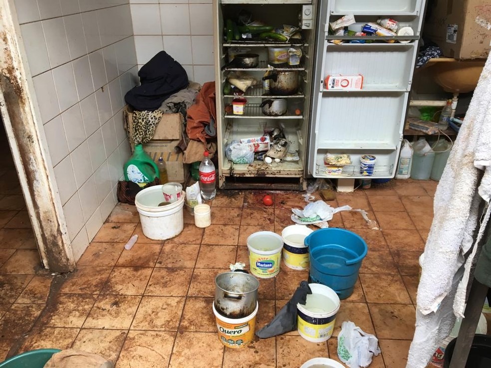 Geladeira da idosa enferrujada e suja; recipientes cheios de água — Foto: Osvaldo Nóbrega/TV Morena