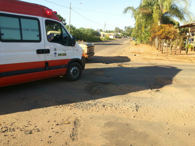 A grande quantidade de buracos que há na via provocou a queda da moradora.