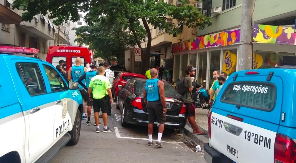 Policiais militares prenderam um homem que jogou um botijão de gás do apartamento em Copacabana. Foto: Polícia Militar