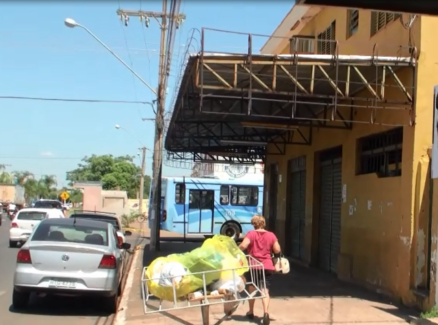 Idosa corre atrás do ônibus que não parou no ponto