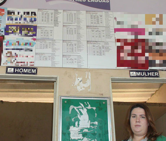 No ponto de ônibus coletivo, conhecido como ponto central, existe uma placa com informações sobre horários e rotas, mas as letras são tão pequenas que a informação se torna inútil.