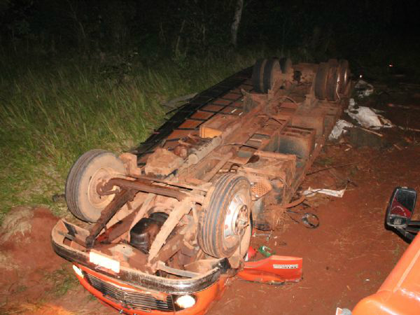 Foto: Antonio Carlos Ferrari/ItaporahojeA vítima conduzia um caminhão, que transportava gado, quando perdeu o controle do veículo