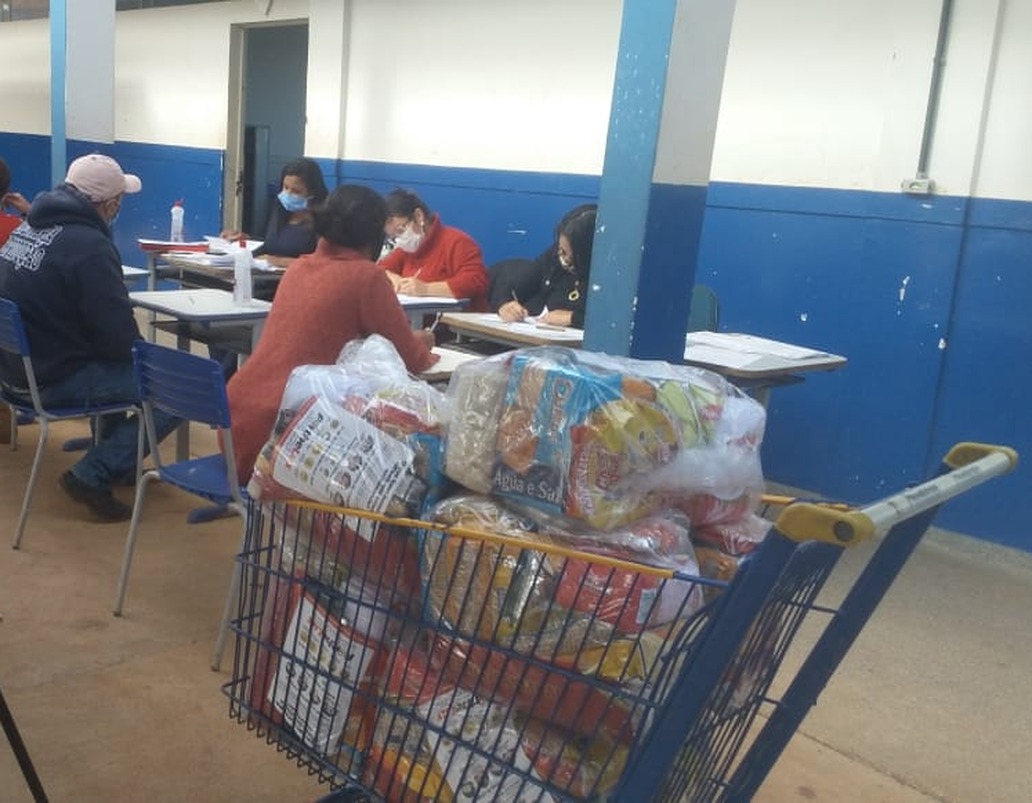 Nesta segunda etapa de entrega dos kits, 800 famílias serão contempladas na Escola Parque São Carlos. Foto: Rádio Caçula.