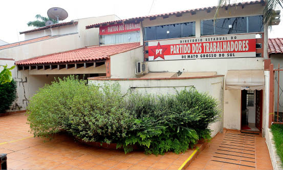 Foto: Valdenir Rezende/Correio do EstadoBens bloqueados estão na sede do PT, na Capital; mesa, telefone e computadores, entre eles