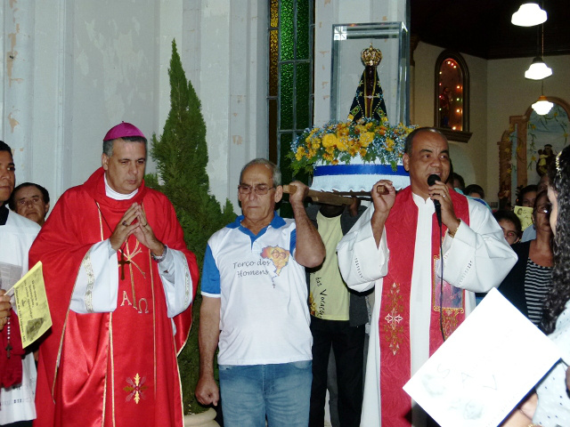 Na manhã de hoje (29/6), o Bispo Dom Luiz Knupp, junto a alguns Padres e a comunidade, saíram em peregrinação até o Santuário em Aparecida do Norte (SP), onde a Imagem será recebida no dia 30/6 com uma Missa.