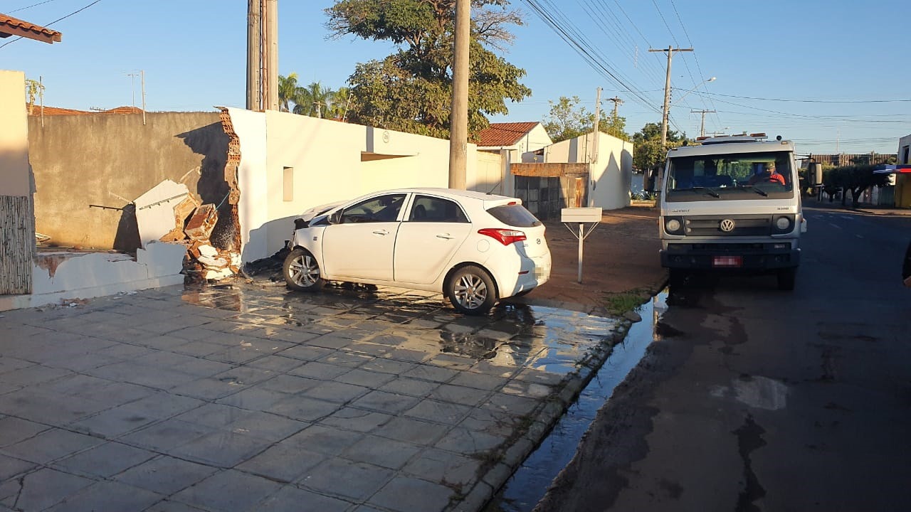 Um varredor de rua relatou ter visto um casal abandonar o veículo e fugir do local, logo  após a colisão. Foto: Fábio Campos/Rádio Caçula.