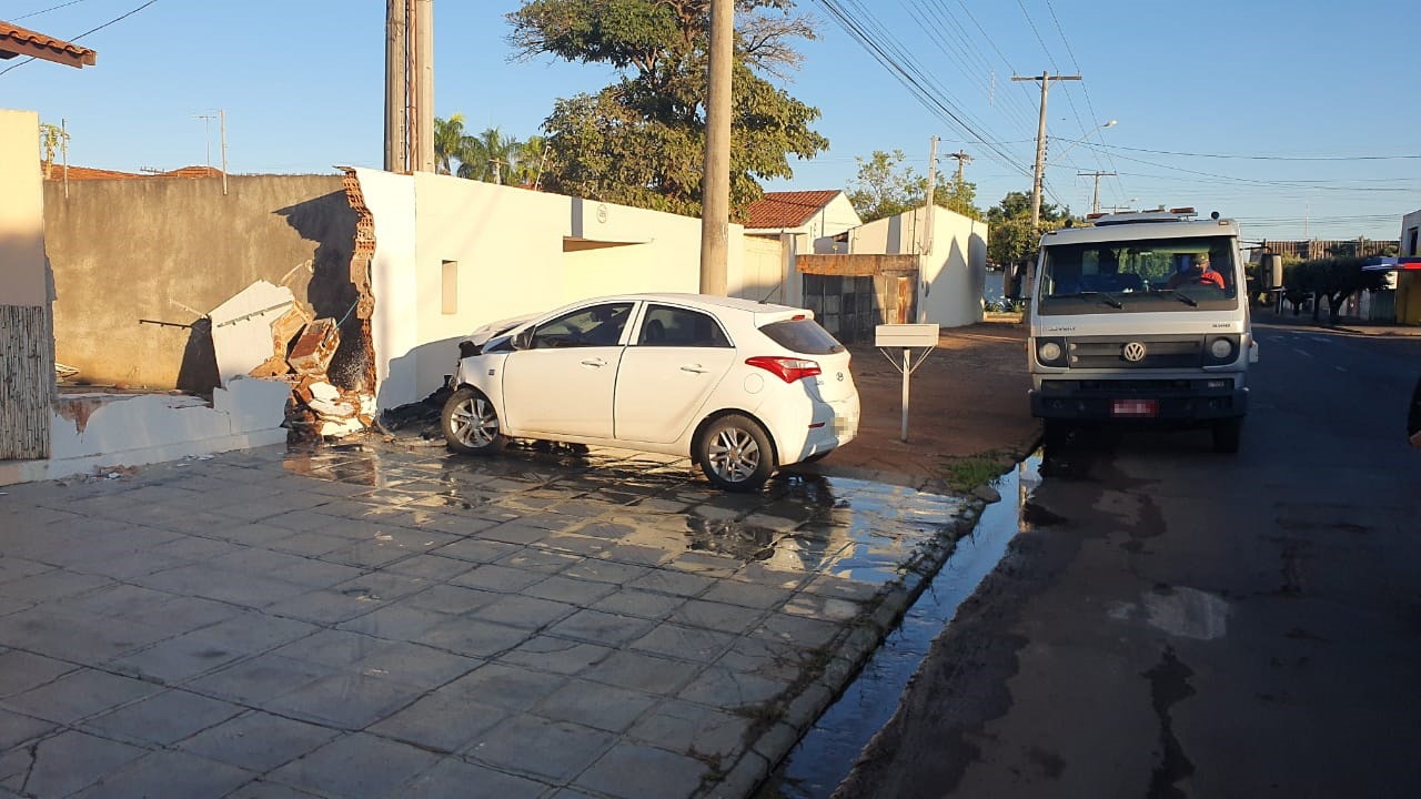 Um varredor de rua relatou ter visto um casal abandonar o veículo e fugir do local, logo  após a colisão. Foto: Fábio Campos/Rádio Caçula.