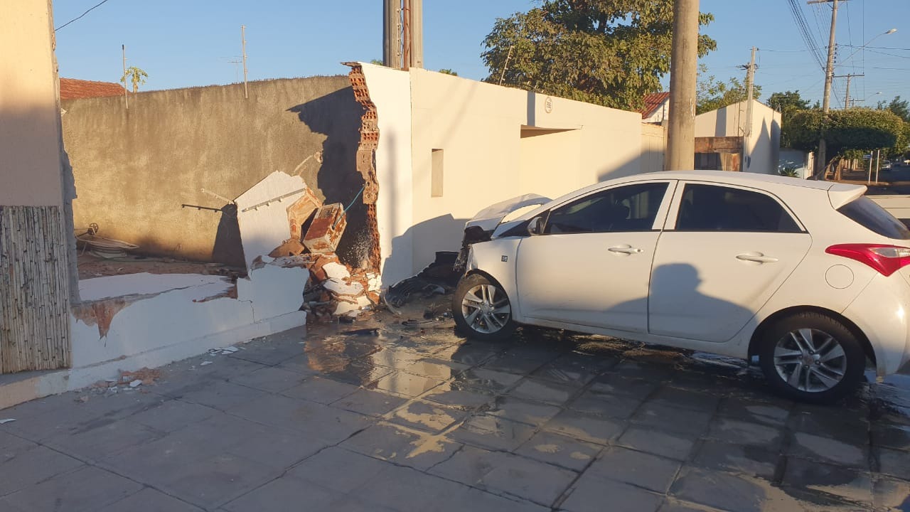 Inconformados com a situação, os proprietários da residência invadida pelo veículo disseram que não deixariam levar o carro enquanto os responsáveis pelo acidente e prejuízos não se apresentassem.