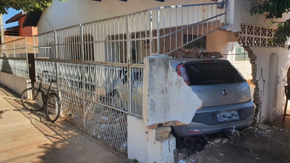 Um acidente de trânsito semelhante foi registrado, na manhã de 17 de junho de 2020, no cruzamento da rua Eurídice Chagas Cruz com a rua Generoso Siqueira, no bairro Vila Nova. Foto: Rádio Caçula.