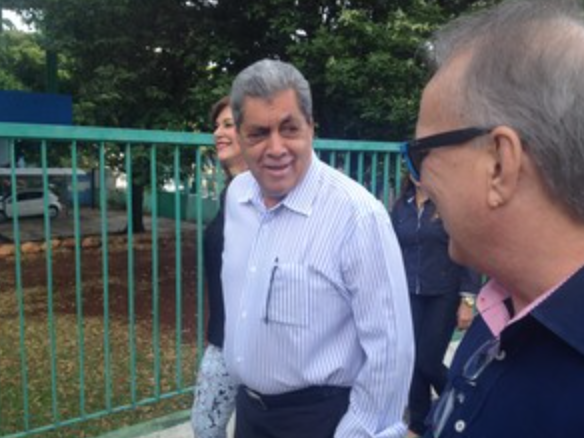 André a caminho da urna para votar(Foto: Lucas Lourenço/G1)