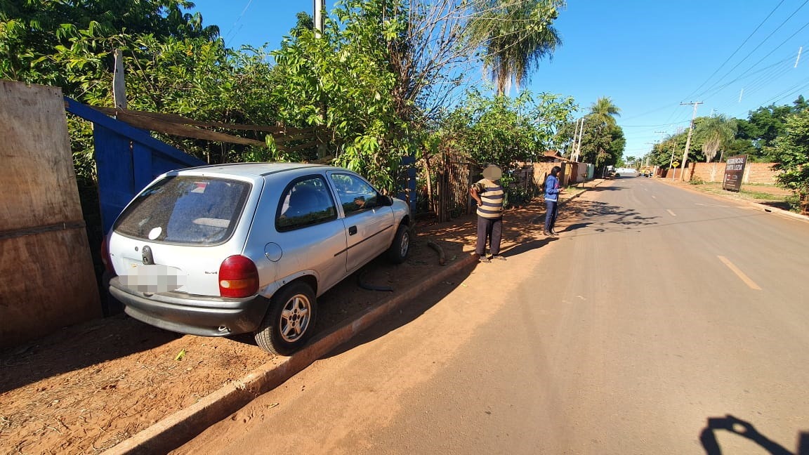 O acidente em questão aconteceu, na madrugada desta sexta-feira (3), quando um jovem de 19 anos,  dirigia um veículo Corsa, de cor prata , sentido Centro/Bairro e, ao perder o controle da direção. Foto: Fábio Campos/Rádio Caçula.
