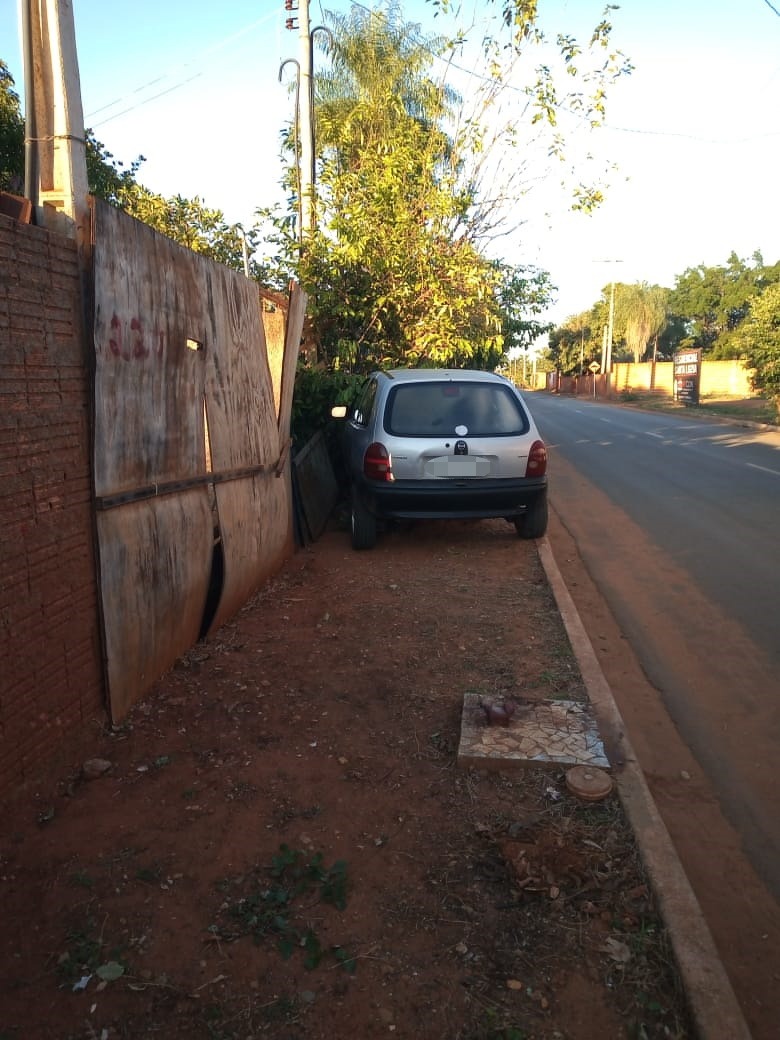 De acordo com os idosos, o jovem deixou o local do acidente e ainda, na manhã desta sexta-feria (3) ainda não tinha retornado ao local para tomar as providências de ressarcimento dos prejuízos causados ao casal. Foto: Fábio Campos/Rádio Caçula.