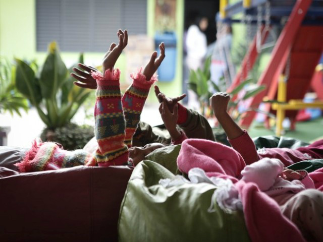 Crianças brincam em abrigo da Zona Sul de SP (Foto: Caio Kenji/G1)
