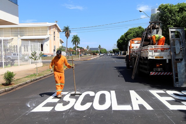 SEINTRA realiza pintura de sinalização horizontal em ruas. Foto: Reprodução.