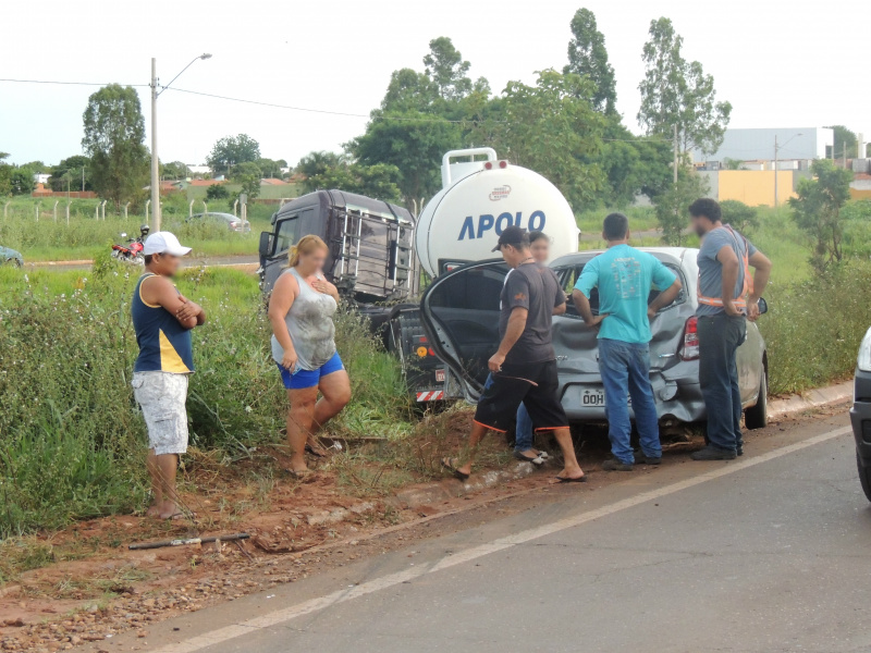Não houve feridos no acidente, somente danos materiais.Foto: Rádio Caçula