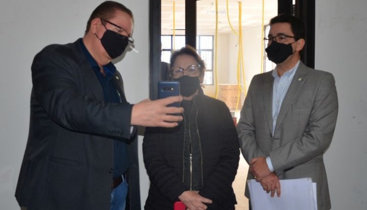 A ministra conversou por telefone com um dos produtores que recebeu o título - Foto: Érika Rodrigues