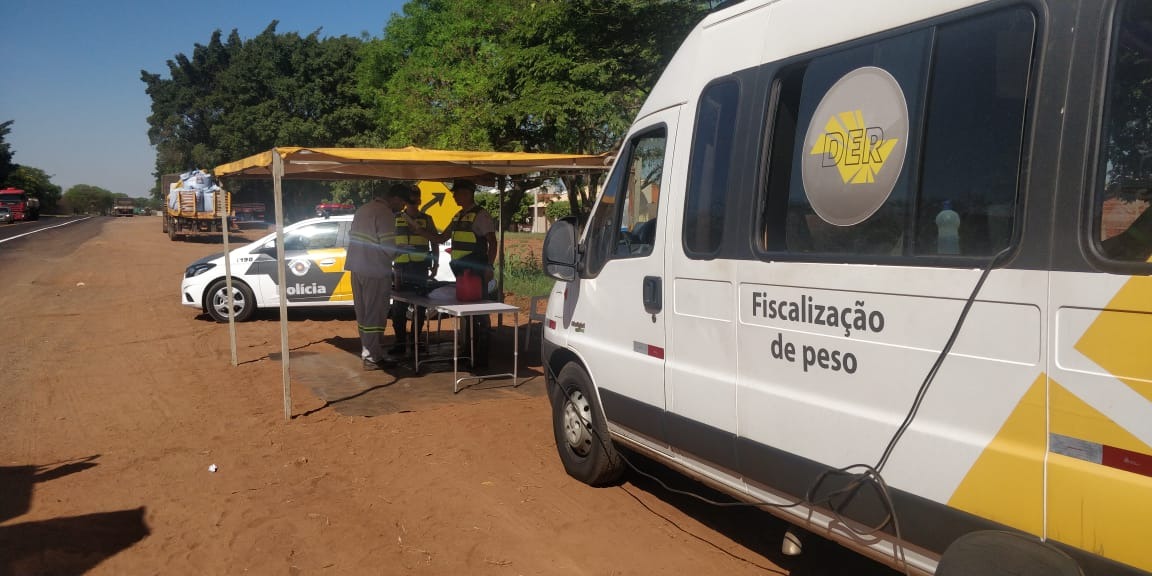 Fiscalização de excesso de peso em veículos de transporte de cargas, realizada pela policia rodoviária e DER.