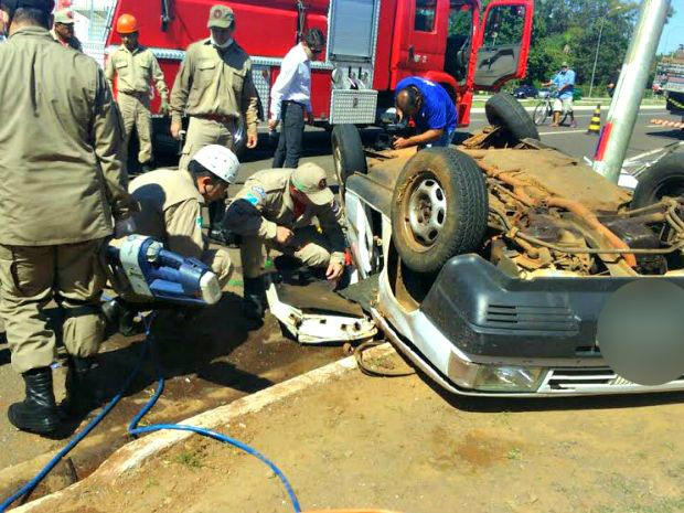 Acidente ocorreu na avenida Martins Coelho (Foto: Graziela Rezende/G1 MS)