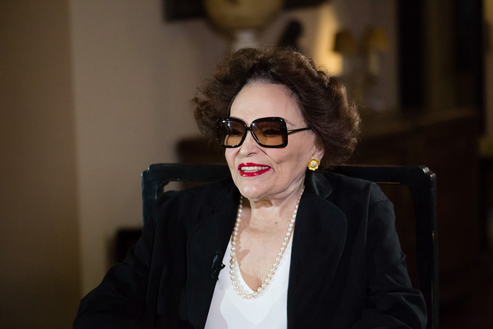 Bibi Ferreira durante entrevista com Roberto D'Avila — Foto: Tata Barreto/Globo