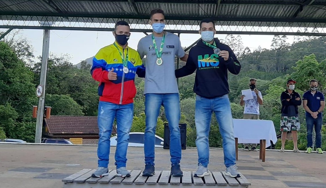 Os atletas, naturais de Aquidauana receberam quatro medalhas. Foto: Divulgação.