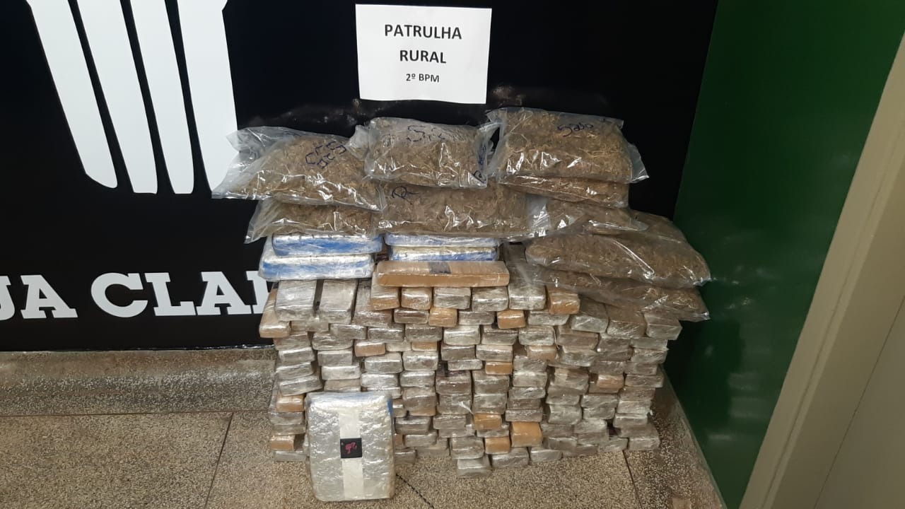 98 kg de  maconha e 11,5 kg de skank, que foram entregues à delegacia de Água Clara (MS). Foto: PMMS.