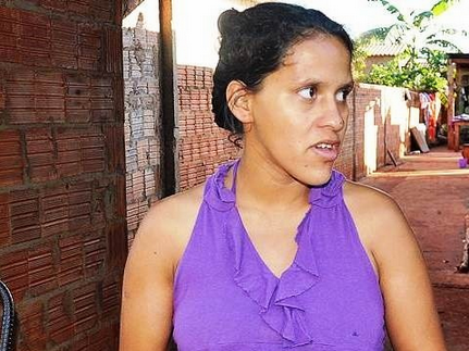 A mãe do bebê, Leonilda Rosa, acusa os médicos que fizeram o parto de negligência. (Foto: Região News)