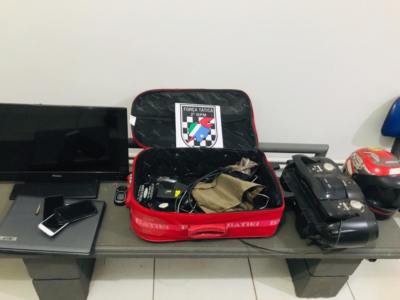 Foi realizada uma vistoria no veículo e foram encontradas cinco bolsas com as drogas. Foto: PMMS.