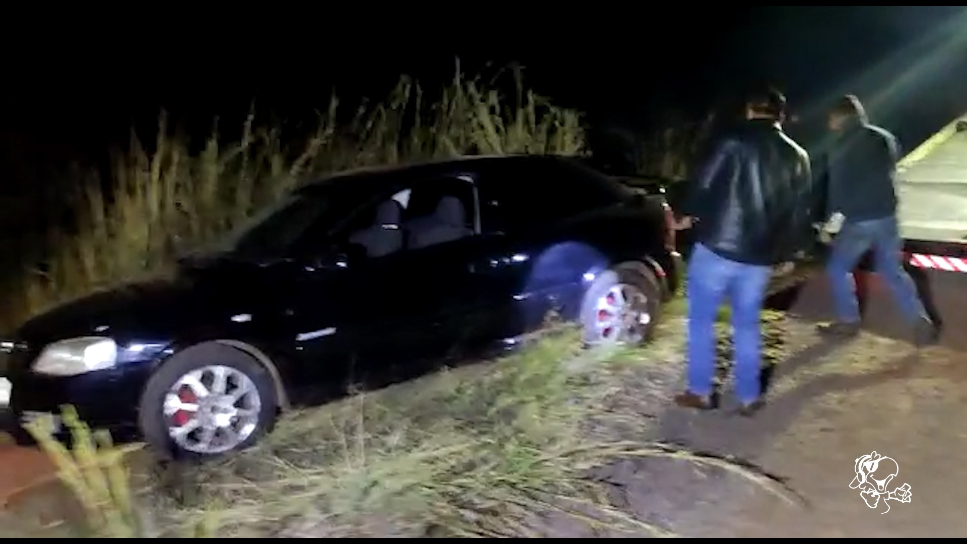 o GM Astra saiu da pista e entrou em uma ribanceira à margem direita da rodovia, quando  os dois ocupantes do veículo se embrearam em uma floresta de eucalipto. Foto: PMMS.