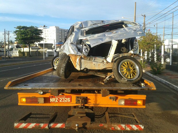 Carro destruído foi guinchado (Foto: Osvaldo Nóbrega/ TV Morena)