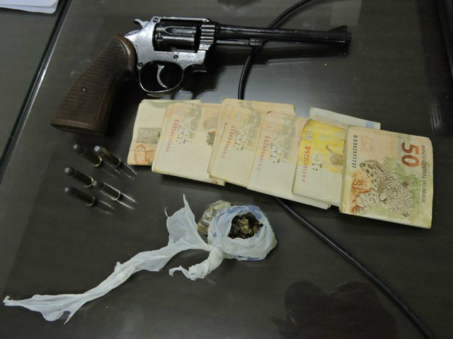 Arma e munições encontradas na residencia. Foto: Rádio Caçula