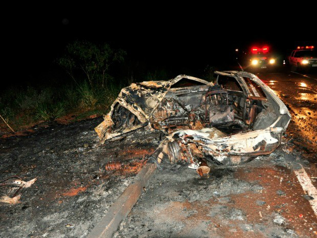 Fogo destruiu o veículo e motorista morreu (Foto: Márcio Rogério/ Nova News)