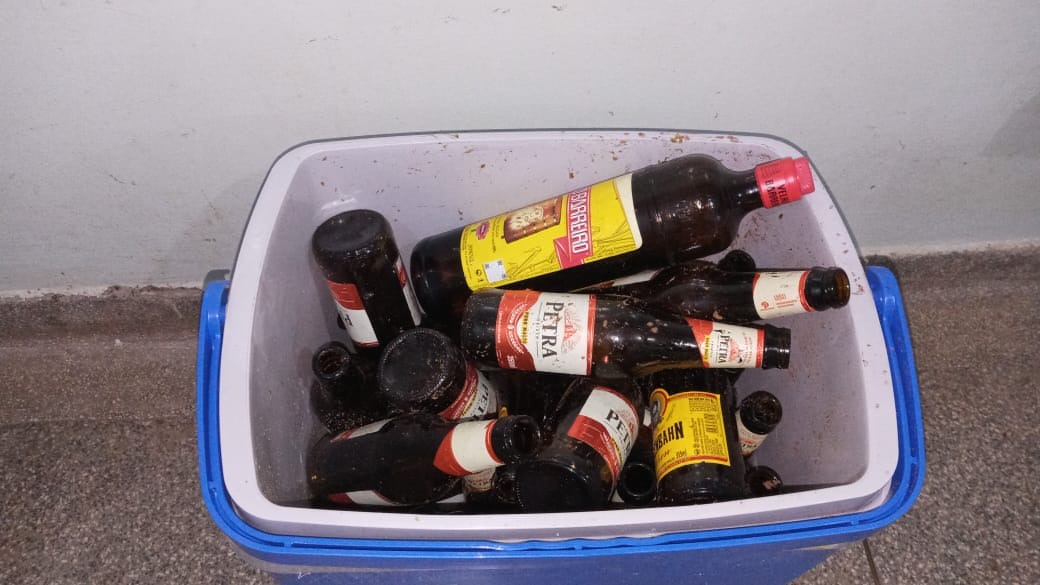 Dentro do veículo foram encontradas 22 garrafas de cerveja e um litro de cachaça. Foto: PMMS/Rádio Caçula.