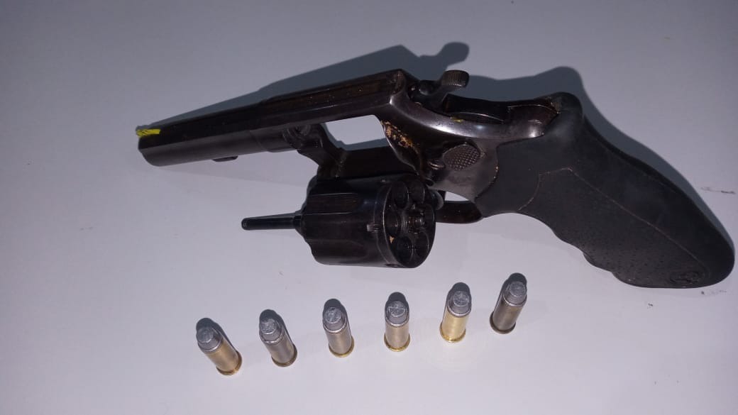 Na checagem do veículo envolvido  foi localizada uma arma de fogo calibre 38 de marca Taurus com a numeração raspada, com seis munições intactas. Foto: PMMS/Rádio Caçula