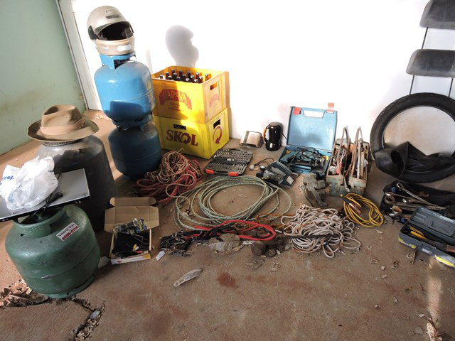 objetos que podem ter sido furtados de fazendas da região. Foto: Rádio Caçula
