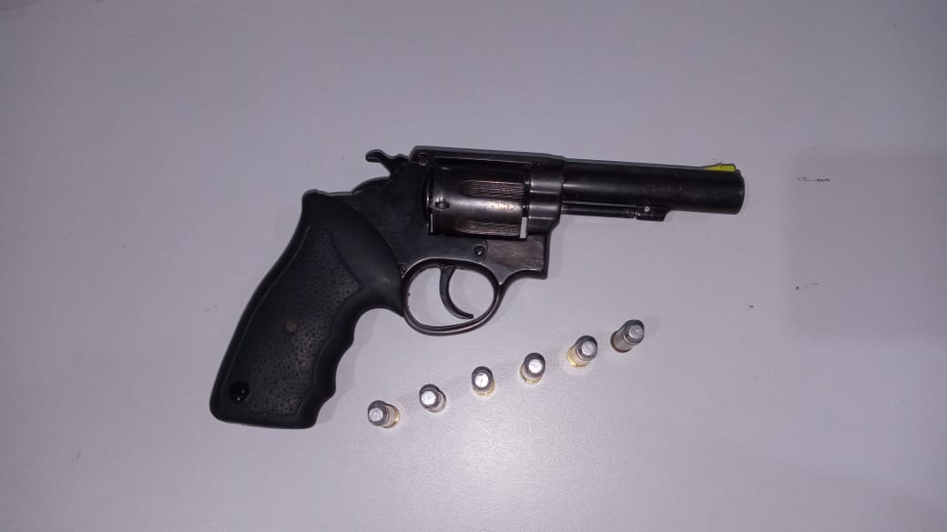 Na checagem do veículo envolvido  foi localizada uma arma de fogo calibre 38 de marca Taurus com a numeração raspada, com seis munições intactas. Foto: PMMS/Rádio Caçula.