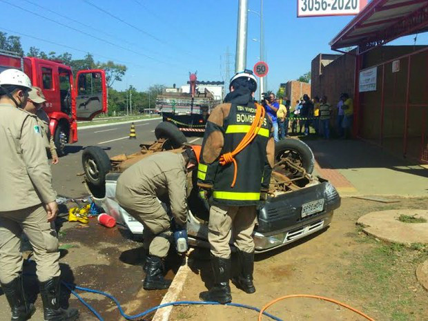 Bombeiros usaram desencarcerador para serrar veículo (Foto: Graziela Rezende/G1 MS)