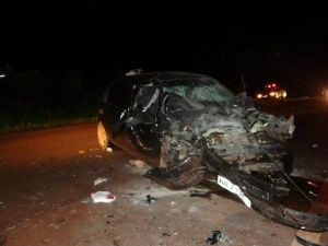 Celta ficou destruído com a colisão. (Foto: Caarapó News)