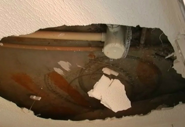 Teto do banheiro caiu com poucos dias de ocupação do prédio.Foto: Rádio Caçula