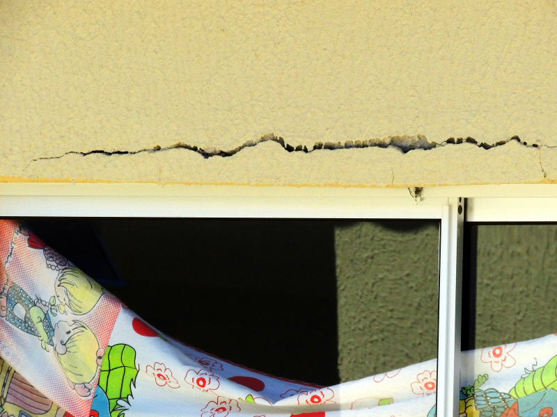 Grandes rachaduras nas paredes de inúmeros apartamentos.Foto:Rádio Caçula