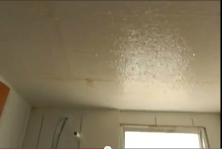 Teto de um banheiro que está tendo infiltrações de dejetos humanos do apartamento do andar de cima.Foto: Rádio Caçula