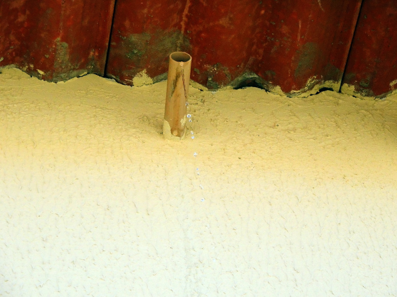 Água escorrendo de cano em um apartamento.Foto: Rádio Caçula