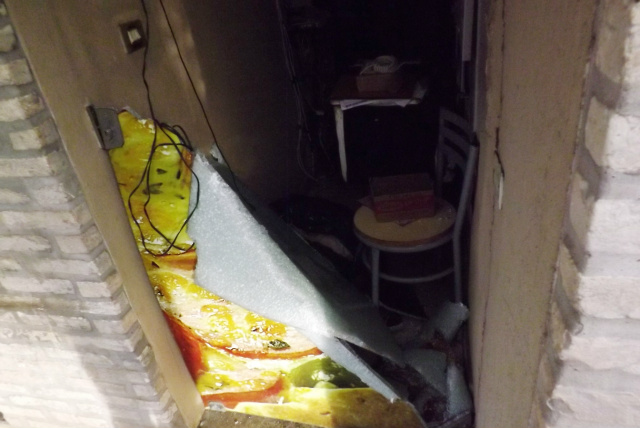 Comércio foi invadido na madrugada desta quinta-feira (24). (Fotos: Rádio Caçula).