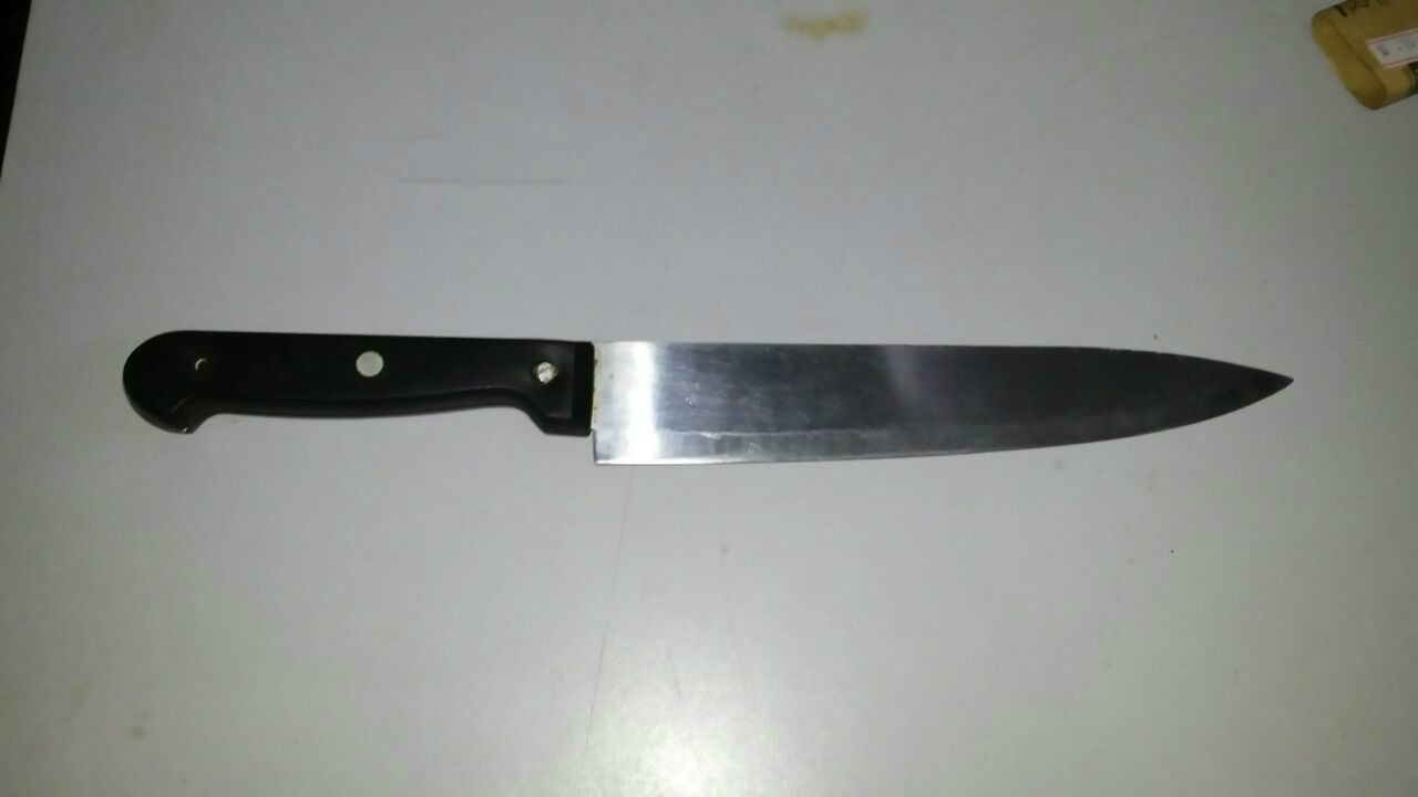 A faca usada na discussão foi apreendida pela PM. Foto: Divulgação Whatsapp