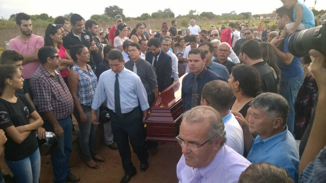 Multidão acompanhou o enterro do pastor. (Foto: Lucas Gustavo/Rádio Caçula).