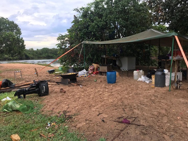 Três infratores estavam ontem (13) em um acampamento à margem do rio no município de Brasilândia e disseram não ter capturado pescado - Foto: Divulgação / PMA