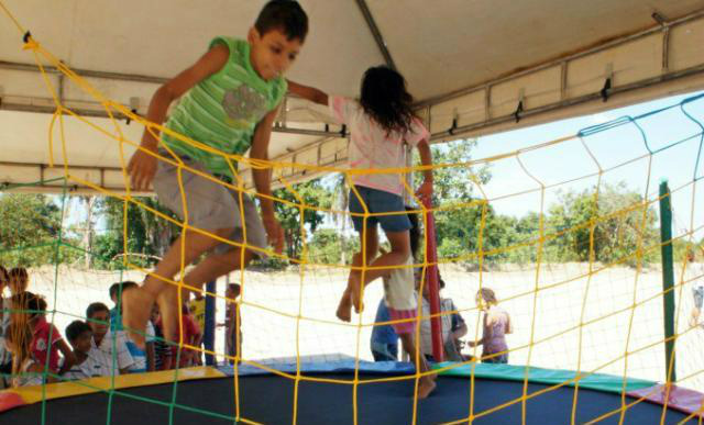Crianças brincando na festa da estrelinha